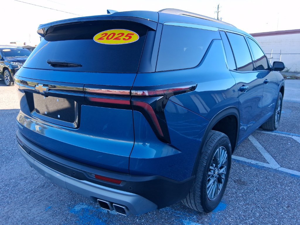 Used 2025 Chevrolet Traverse LT FWD image 3