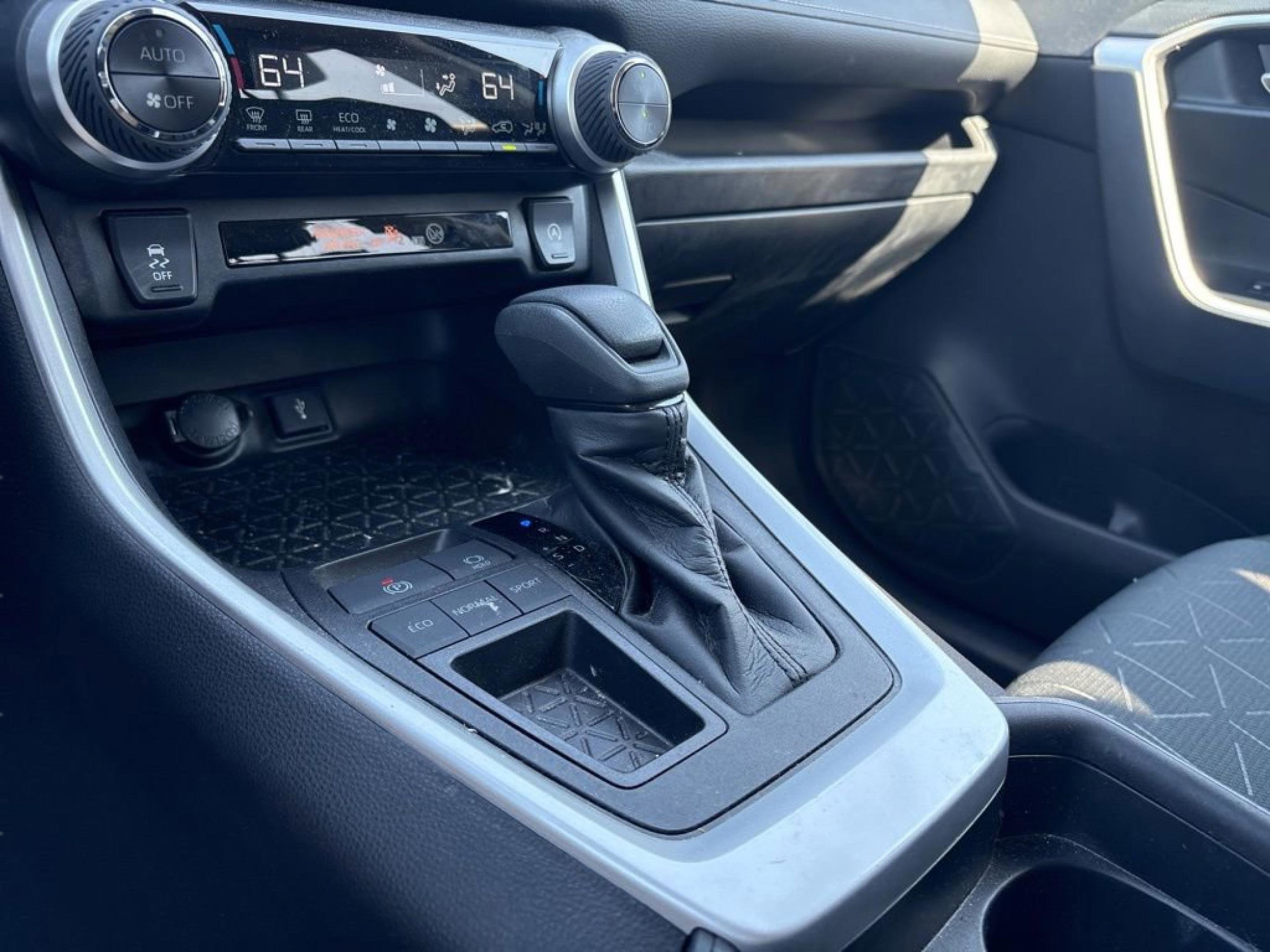 Used 2021 Toyota RAV4 XLE image 18