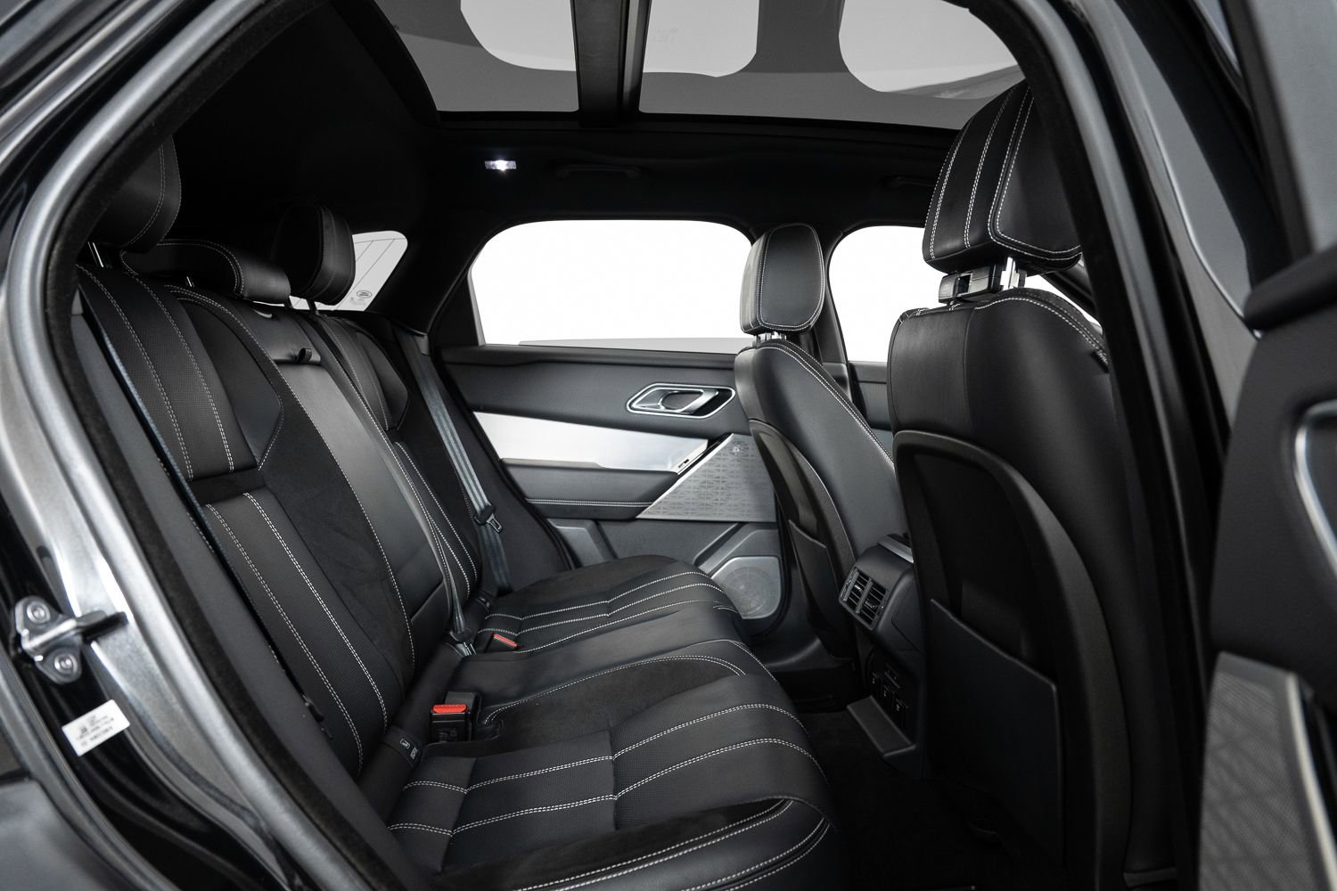 Used 2018 Land Rover Range Rover Velar R-Dynamic SE image 23