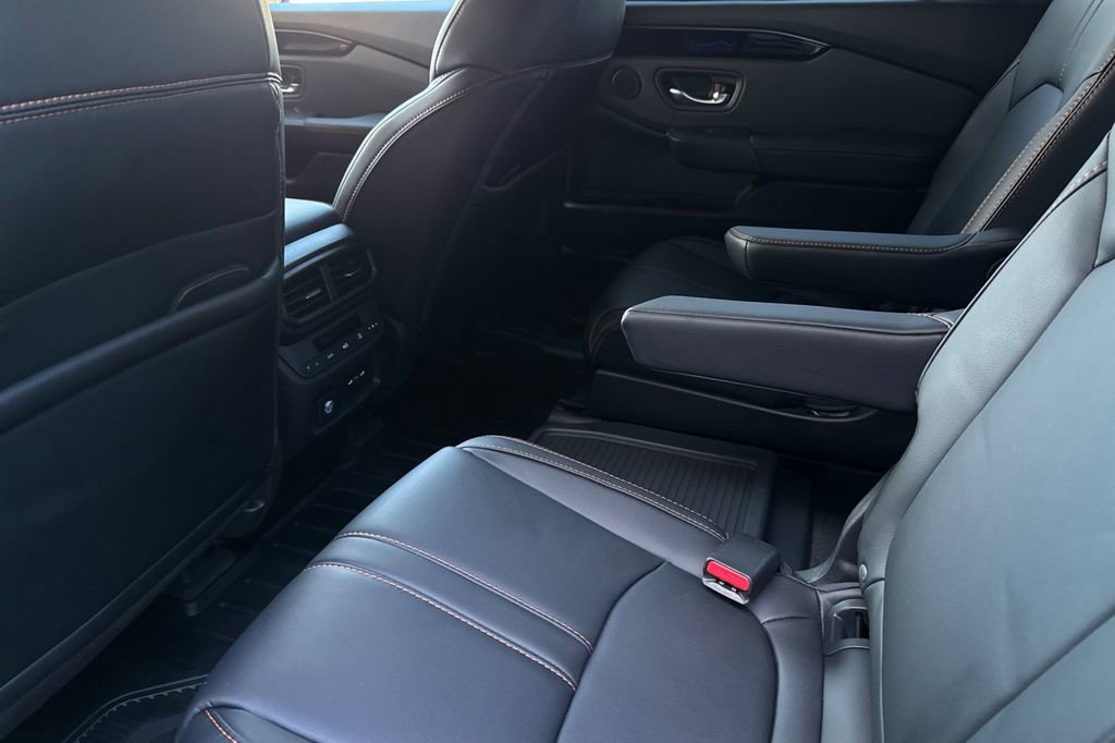 Used 2025 Honda Pilot TrailSport image 13