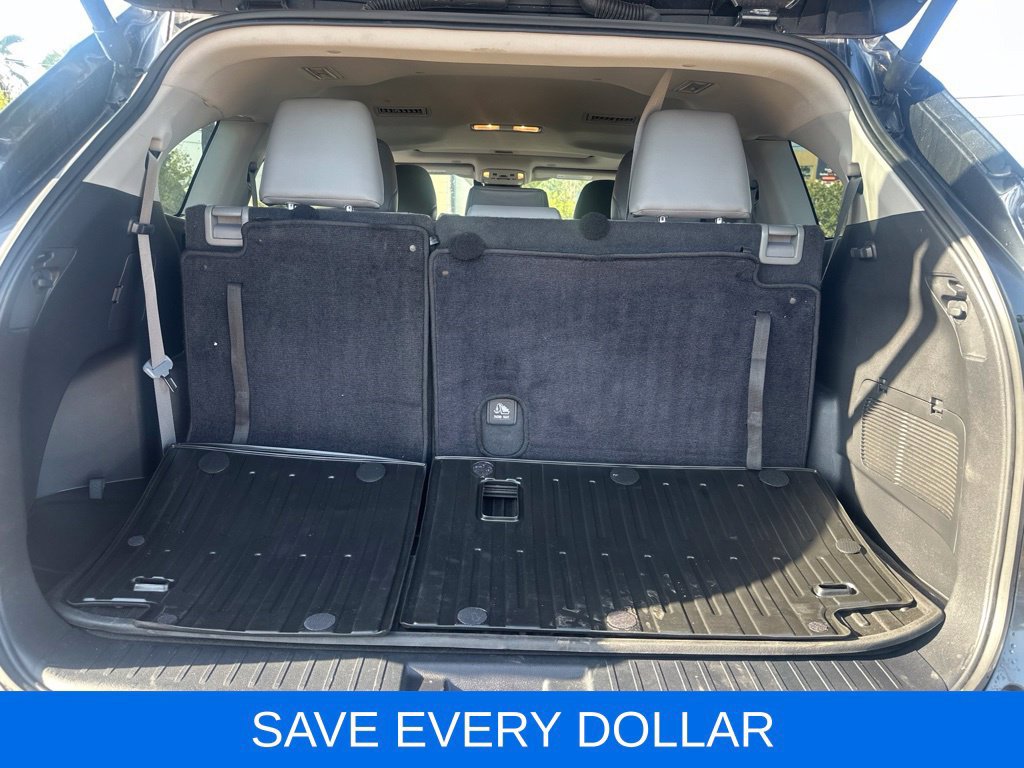 Used 2024 Toyota Highlander XLE FWD image 7