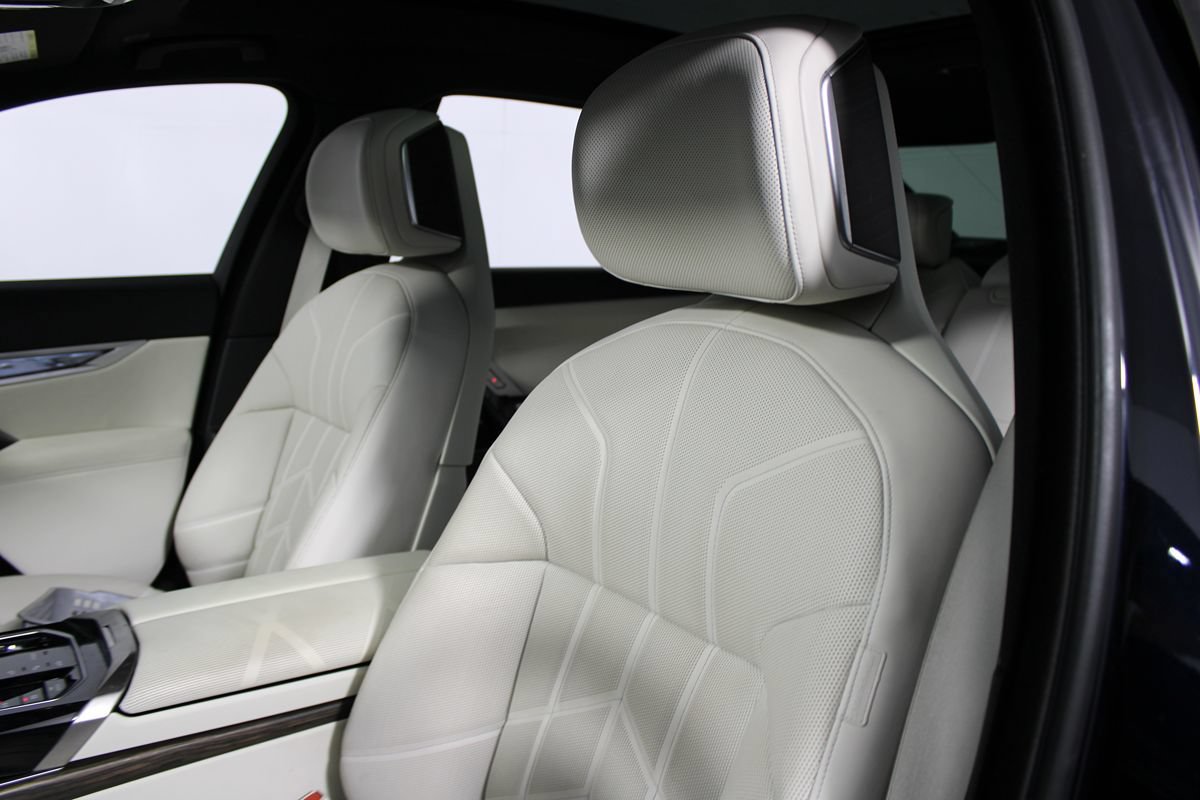Used 2023 BMW i7 xDrive60 AWD/4WD image 16