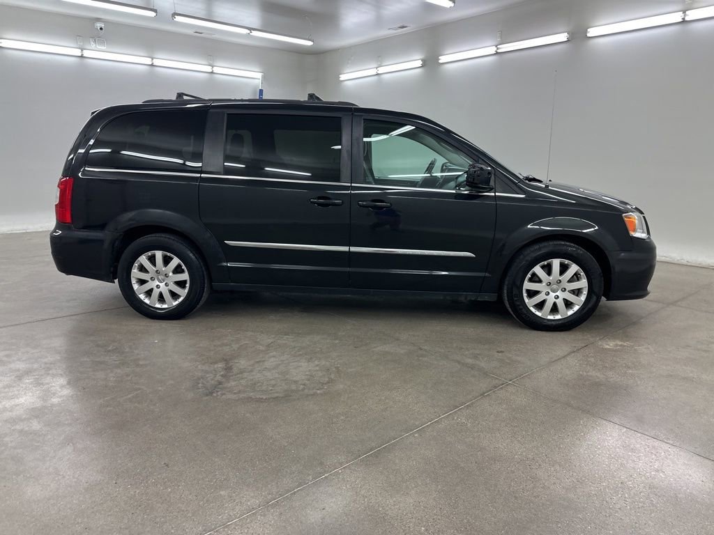 Used 2016 Chrysler Town & Country Touring image 13