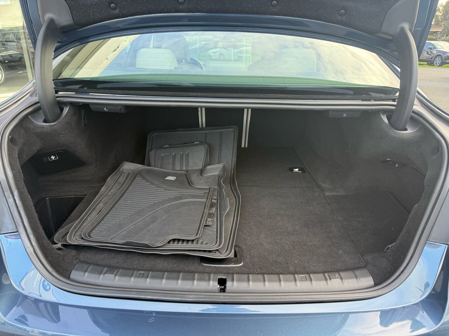 Used 2023 BMW 530e w/ Convenience Package image 34