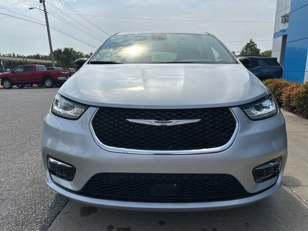 Used 2024 Chrysler Pacifica Touring-L image 4