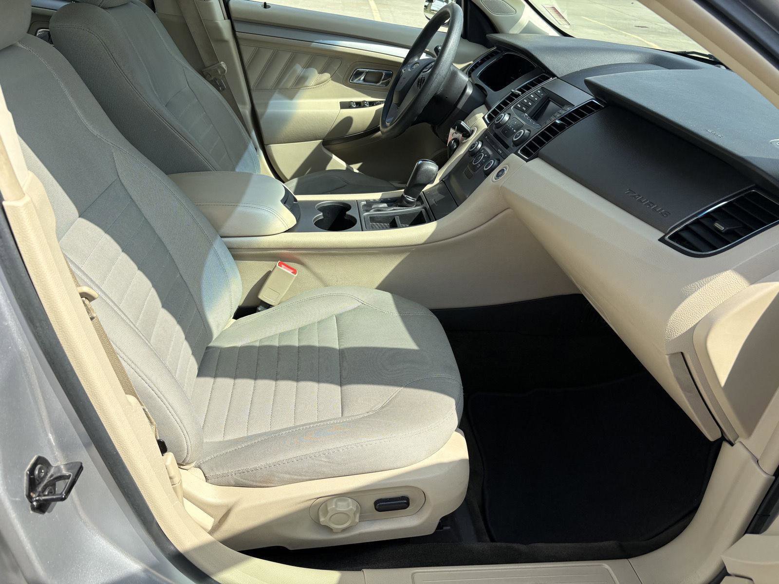 Used 2014 Ford Taurus SE image 16