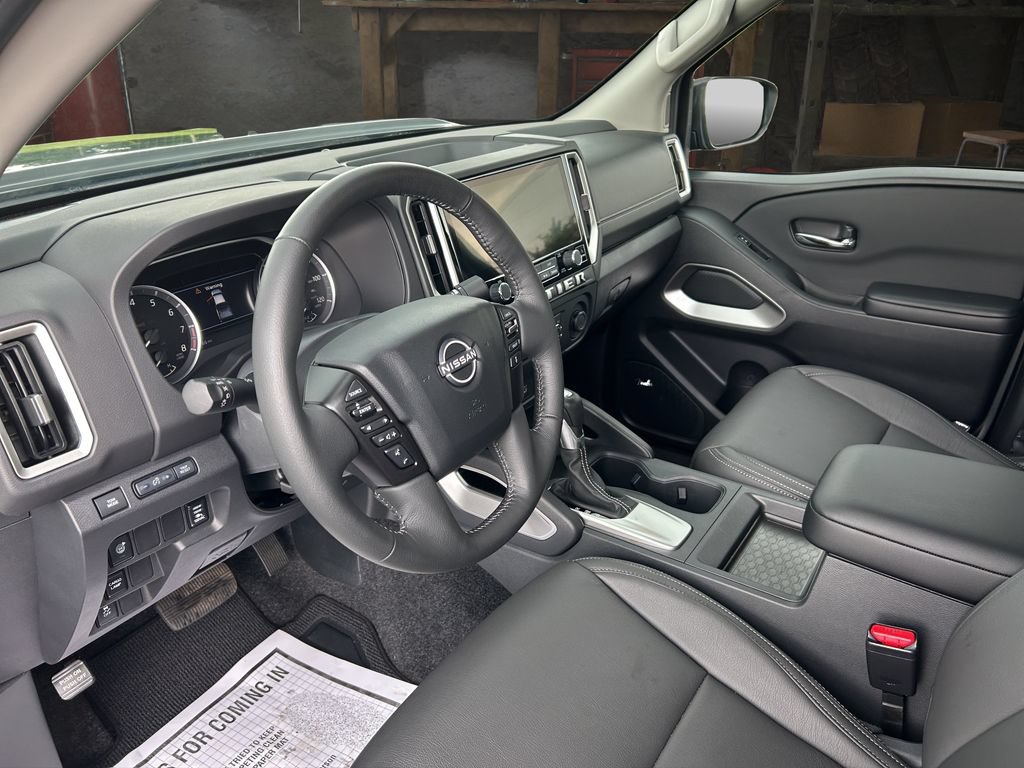 Used 2025 Nissan Frontier SV w/ SV Convenience Package RWD image 13