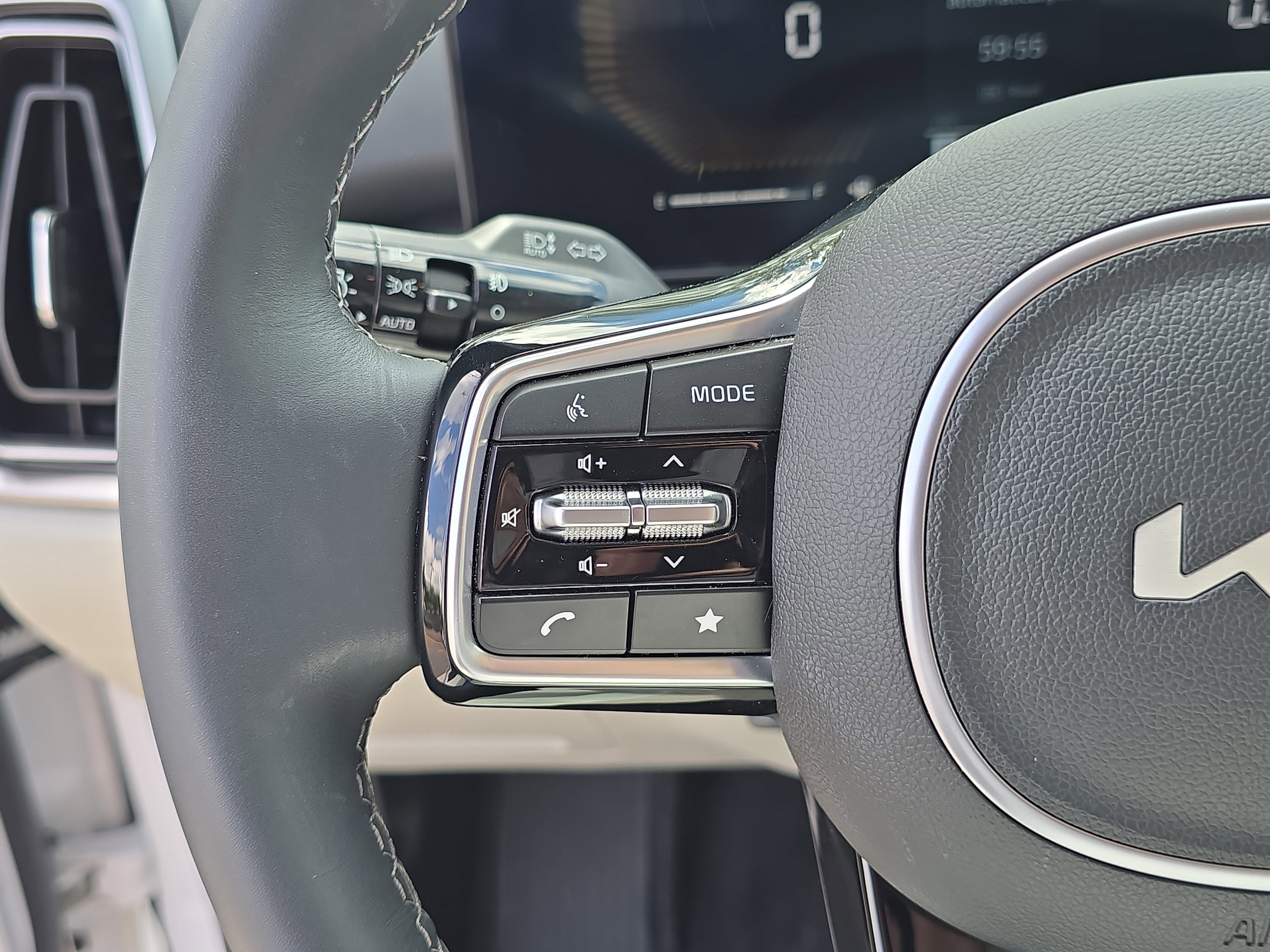 Certified 2025 Kia Sorento EX image 31