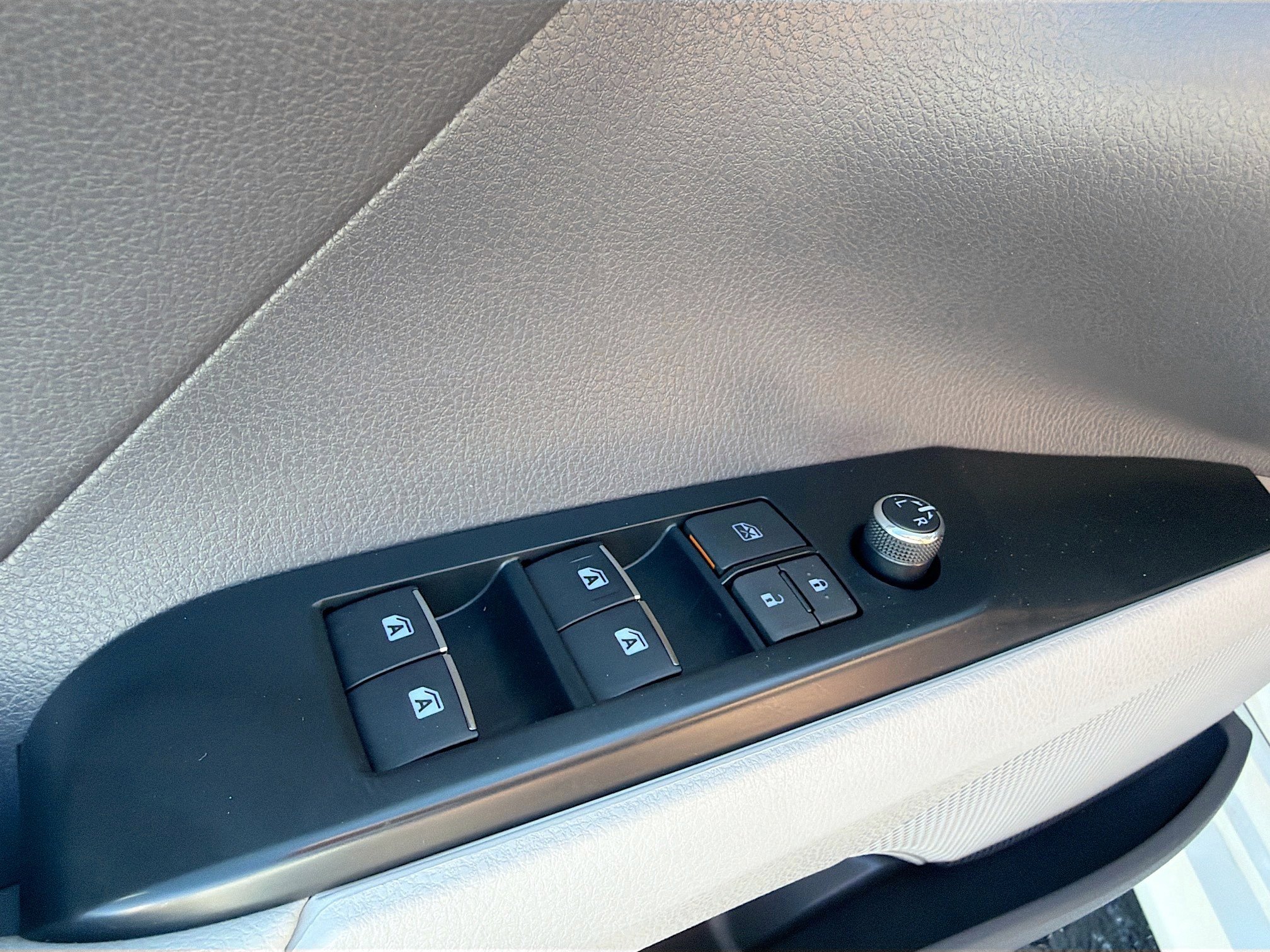 Used 2020 Toyota Camry XLE image 8