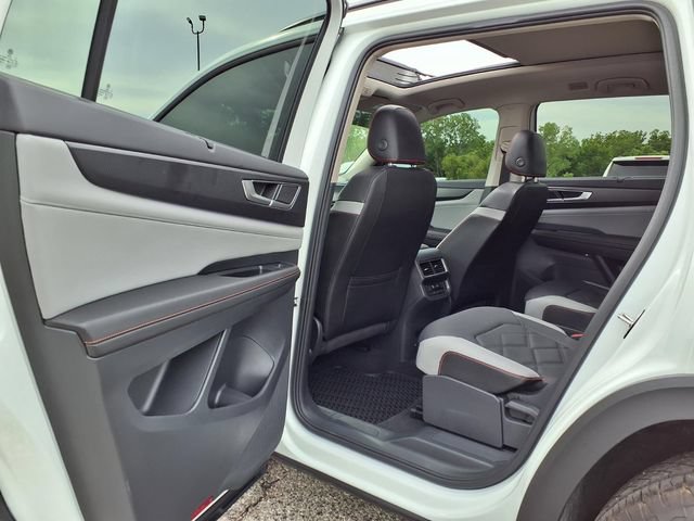 Used 2025 Volkswagen Atlas Peak Edition SE AWD/4WD image 80