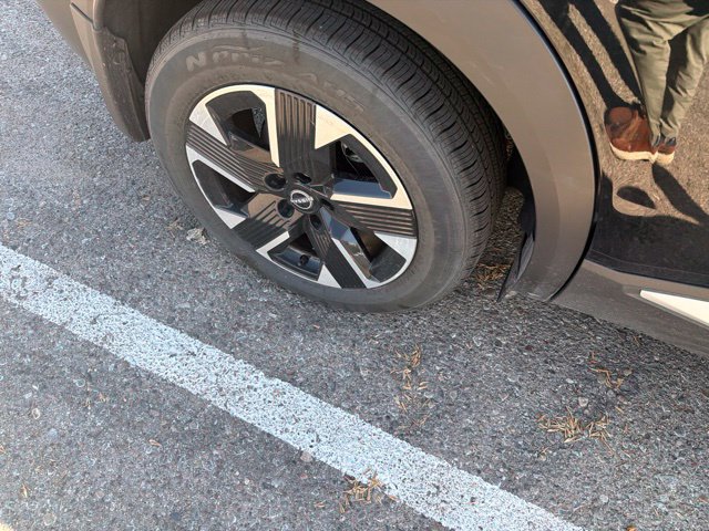 Certified 2025 Nissan Kicks SV AWD/4WD image 9