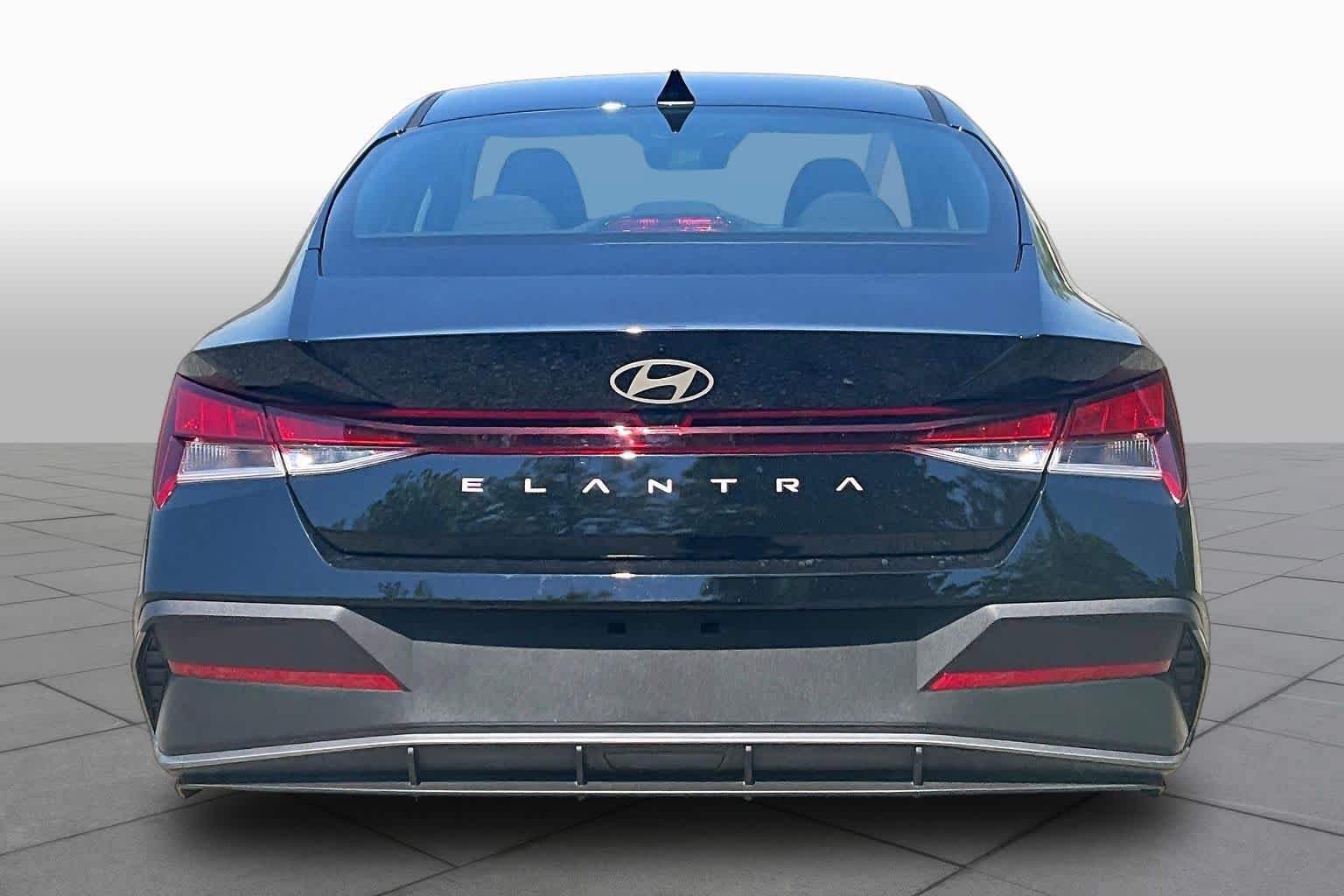Used 2026 Hyundai Elantra SE FWD image 5