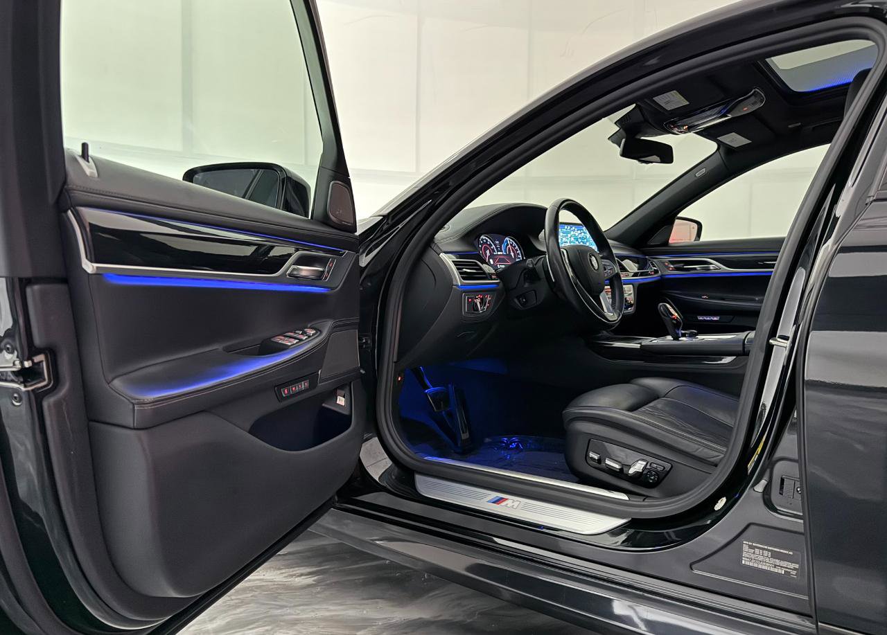 Used 2018 BMW 740e xDrive AWD/4WD image 17