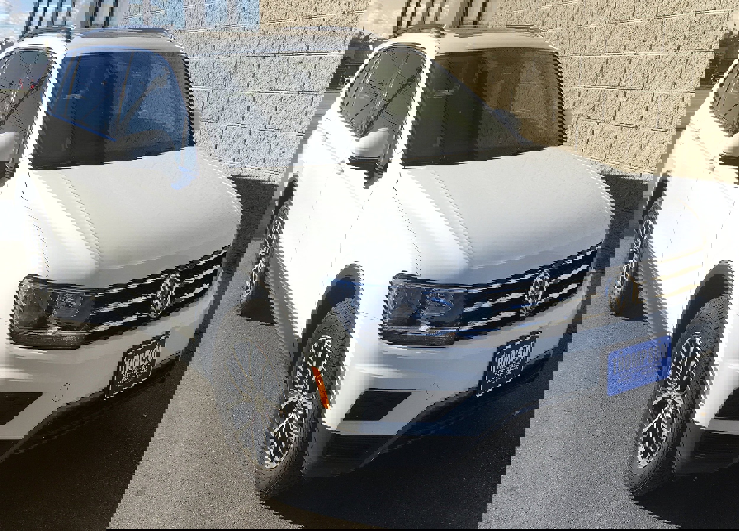 Used 2020 Volkswagen Tiguan SE w/ Panoramic Sunroof Package image 1