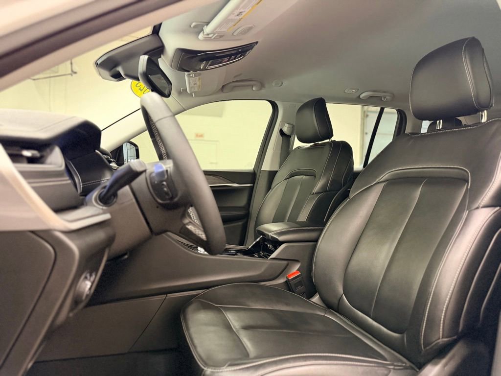 Used 2023 Jeep Grand Cherokee Limited w/ Black Appearance Package image 13