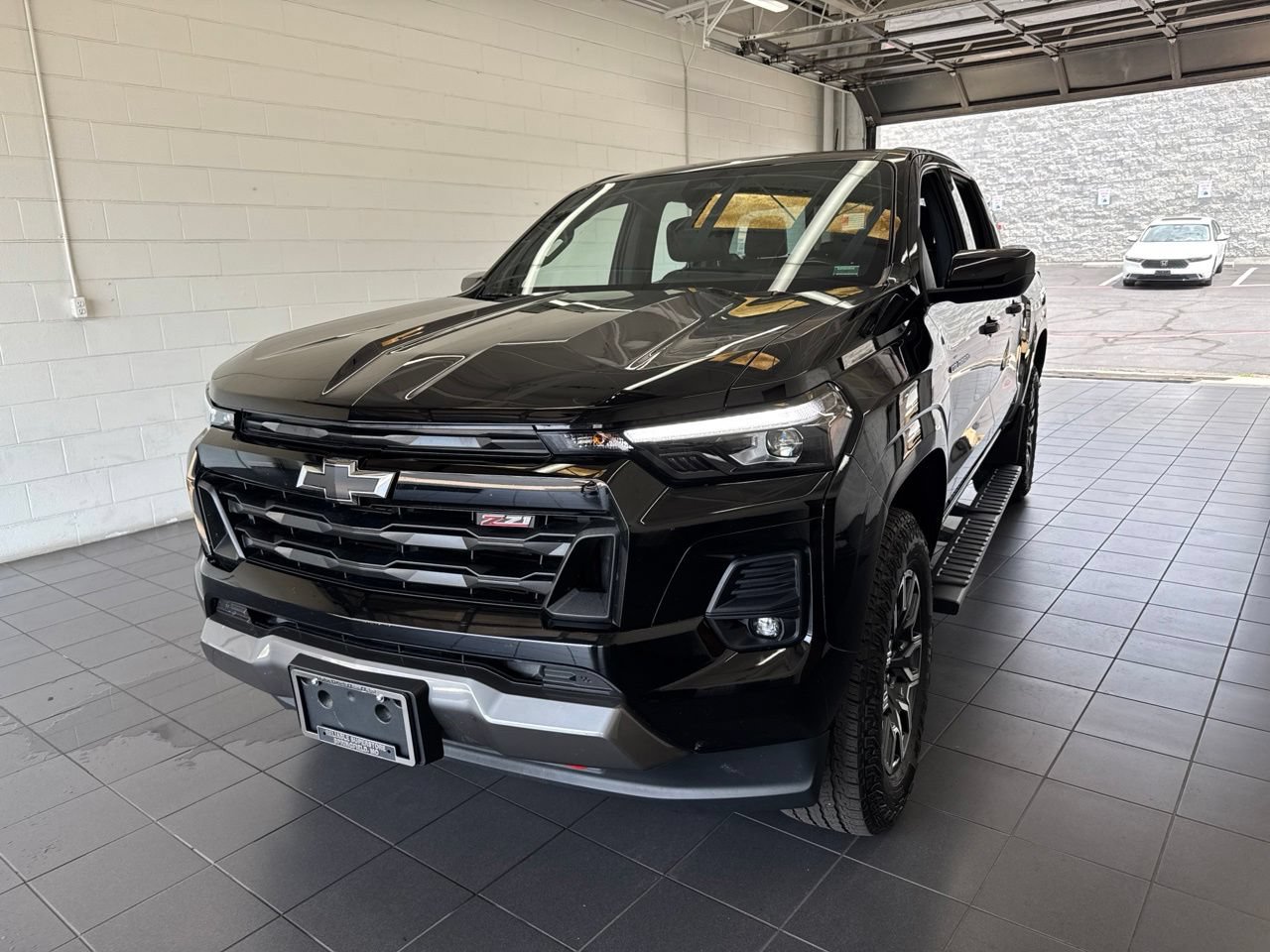 Used 2023 Chevrolet Colorado Z71 w/ Z71 Convenience Package 2 AWD/4WD image 3