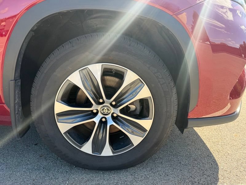 Used 2022 Toyota Highlander XLE AWD/4WD image 14