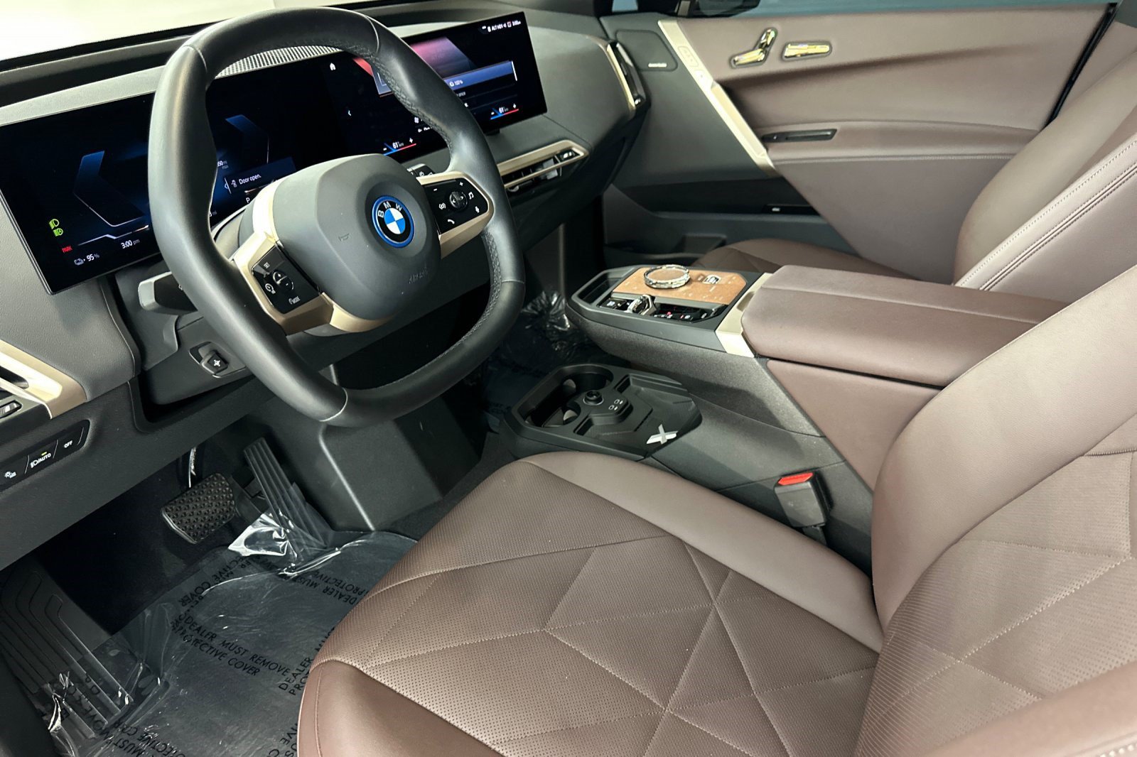 Certified 2023 BMW iX xDrive50 w/ Premium Package AWD/4WD image 4
