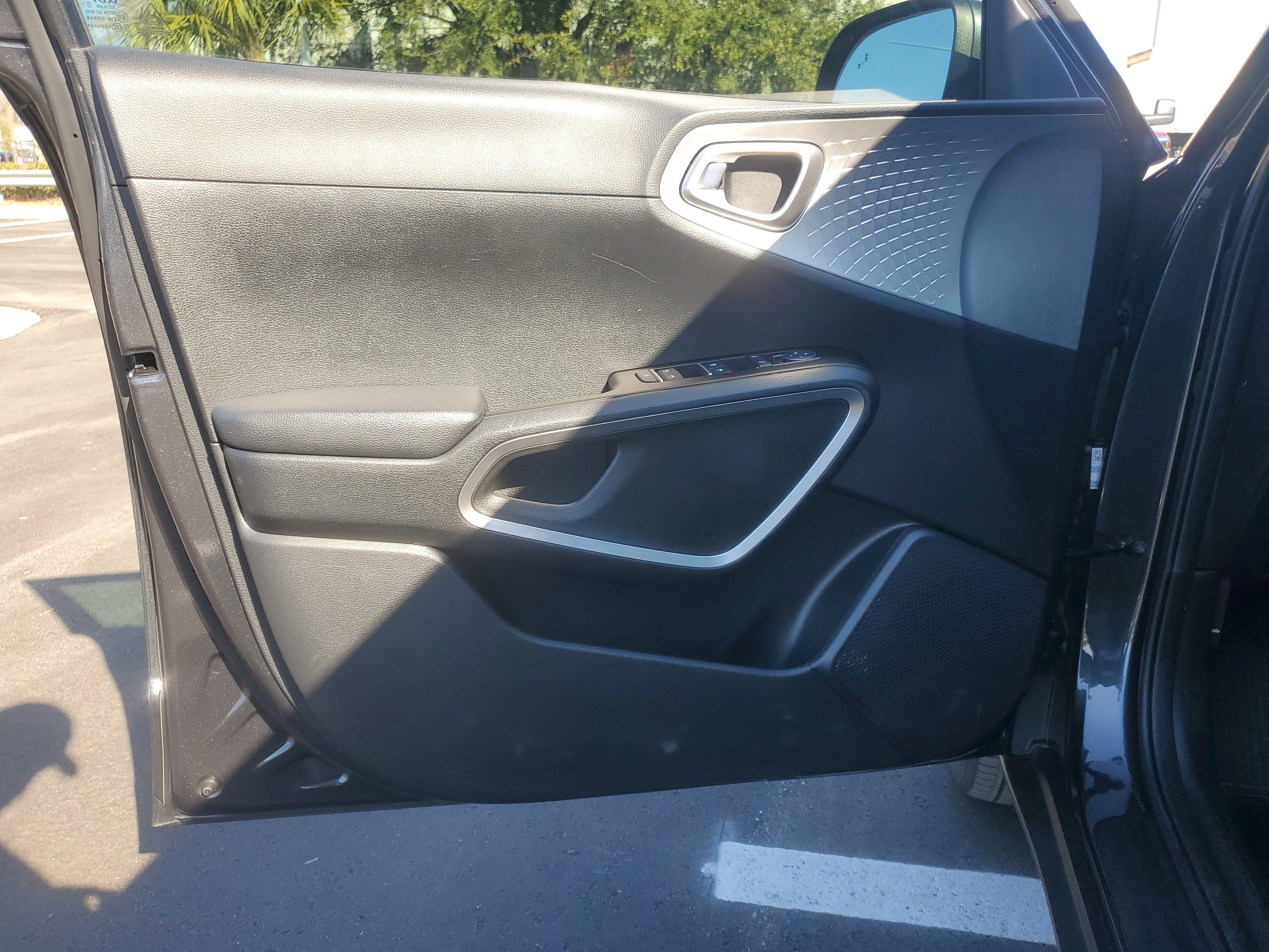 Used 2025 Kia Soul LX w/ LX Technology Package image 12