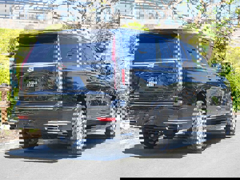 Used 2024 Cadillac Escalade ESV Premium Luxury image 6