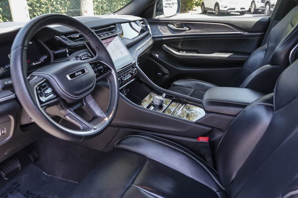 Used 2022 Jeep Grand Cherokee Overland w/ Luxury Tech Group IV AWD/4WD image 19