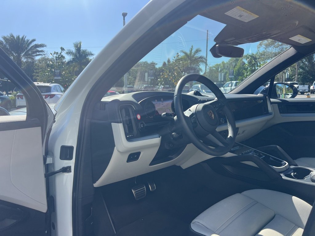 Used 2024 Porsche Cayenne S image 33