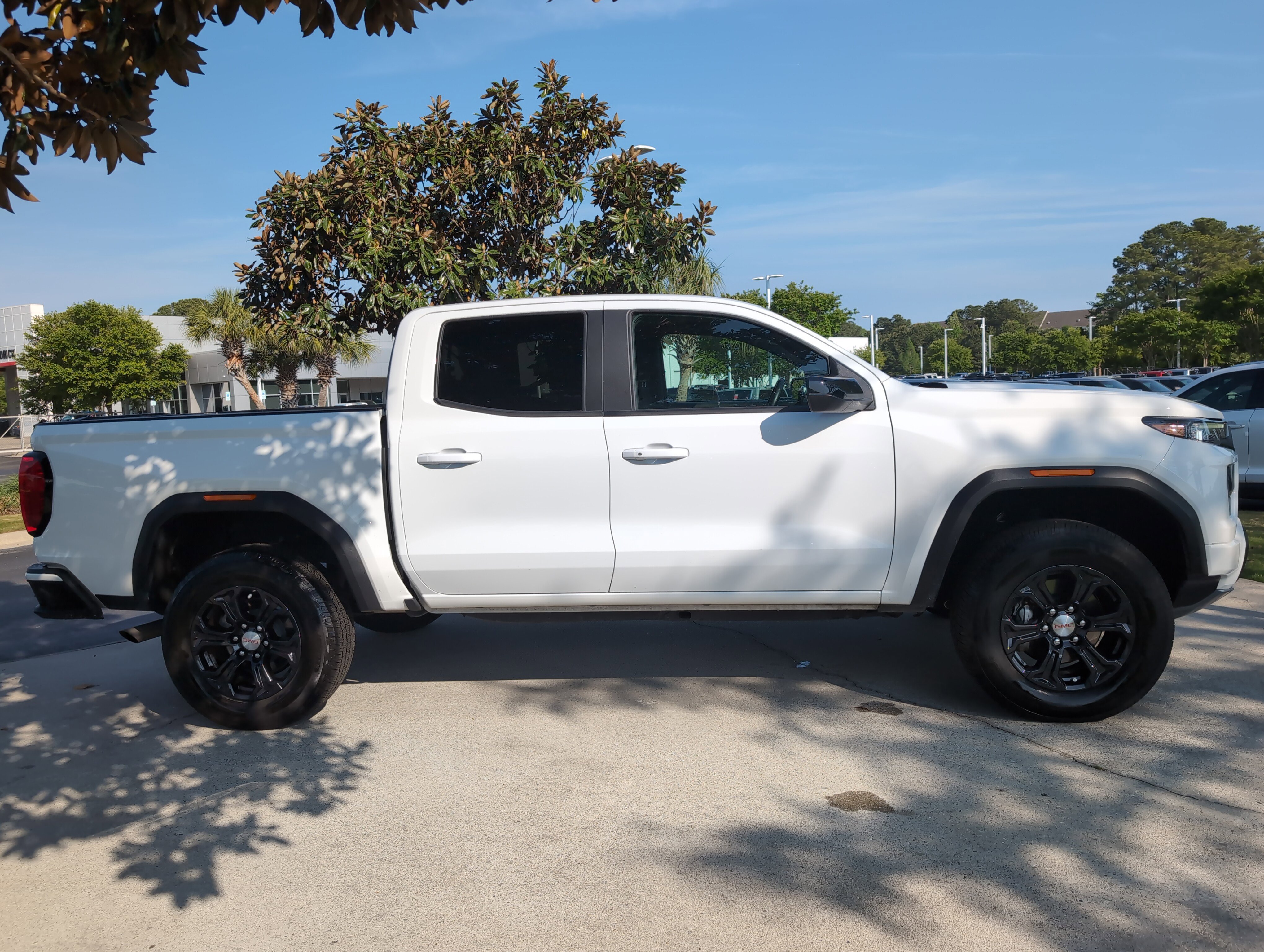 Used 2024 GMC Canyon AT4 w/ AT4 Premium Package AWD/4WD image 11