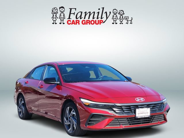 Used 2025 Hyundai Elantra SEL FWD image 2