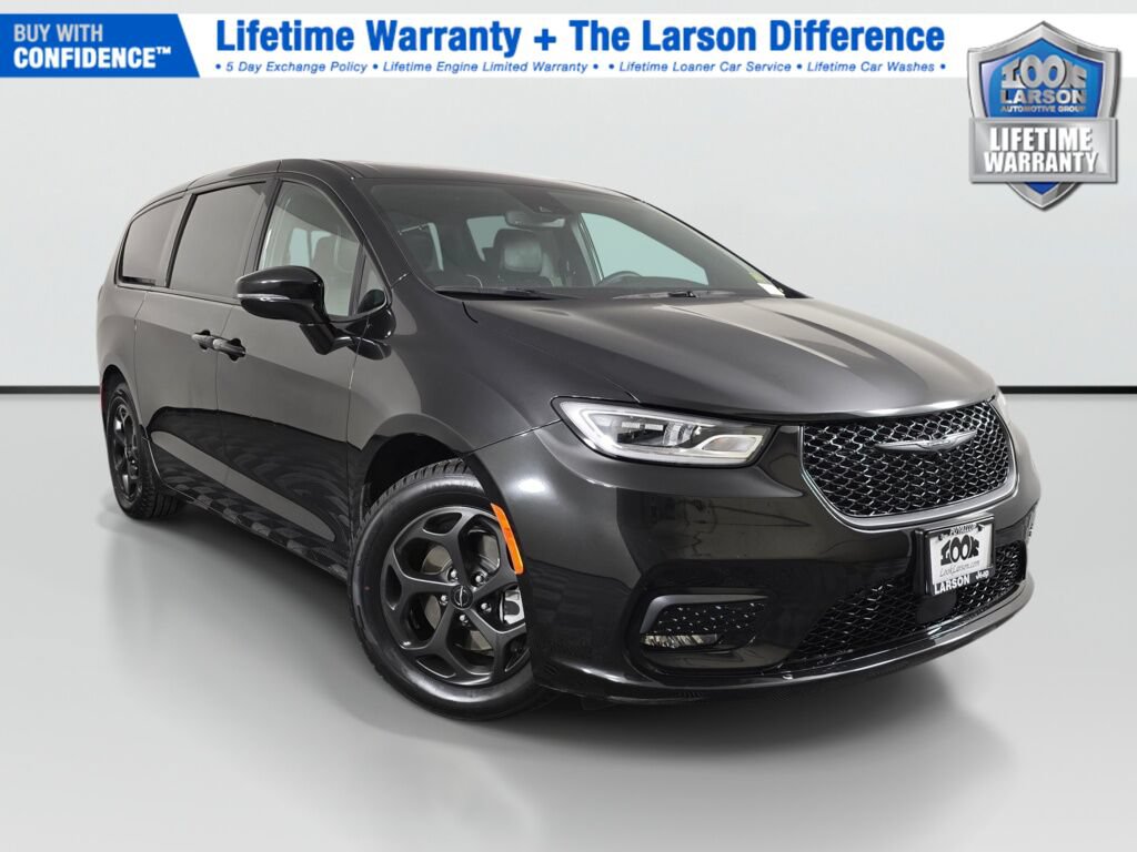 Used 2023 Chrysler Pacifica Limited w/ Uconnect Theater Family Group FWD image 1
