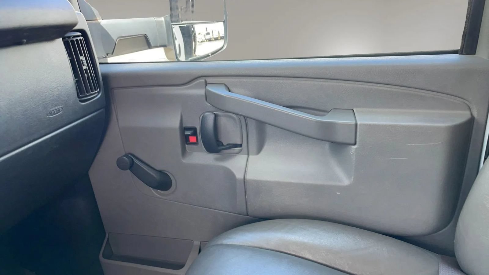 Used 2019 GMC Savana 3500 RWD image 17