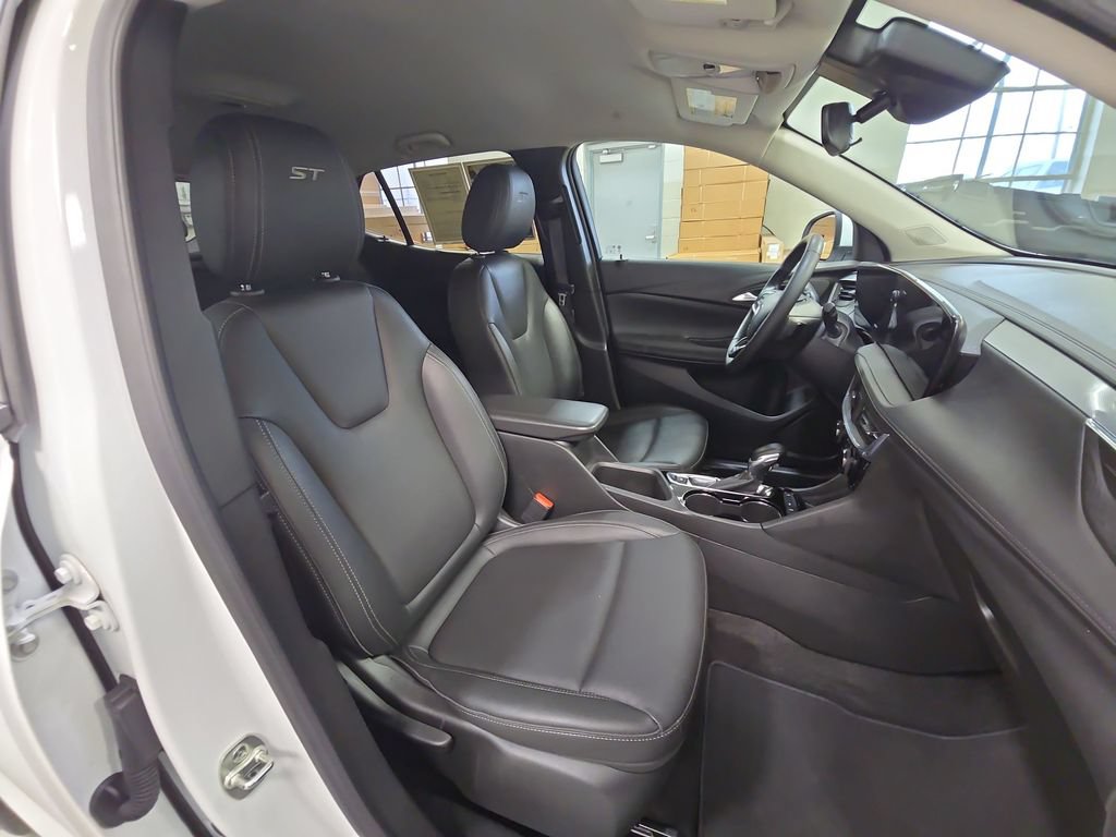 Used 2024 Buick Encore GX Sport Touring FWD image 29