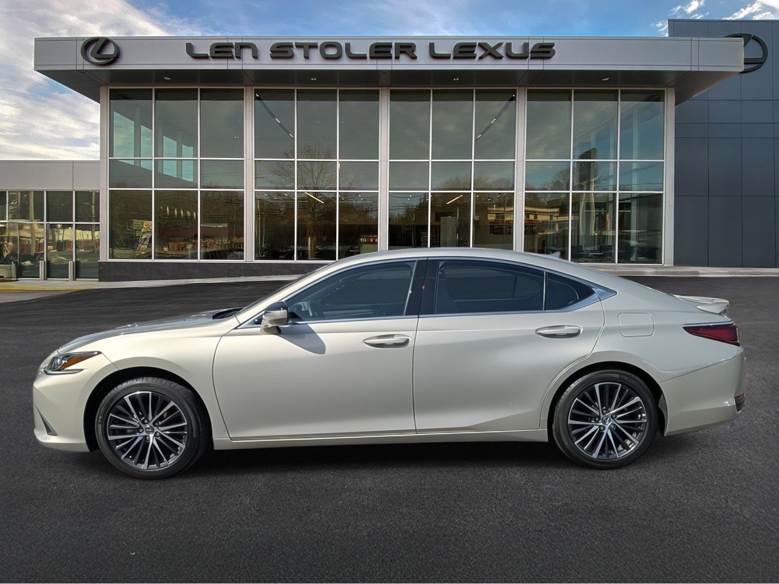 Certified 2025 Lexus ES 300h w/ Premium Package image 6