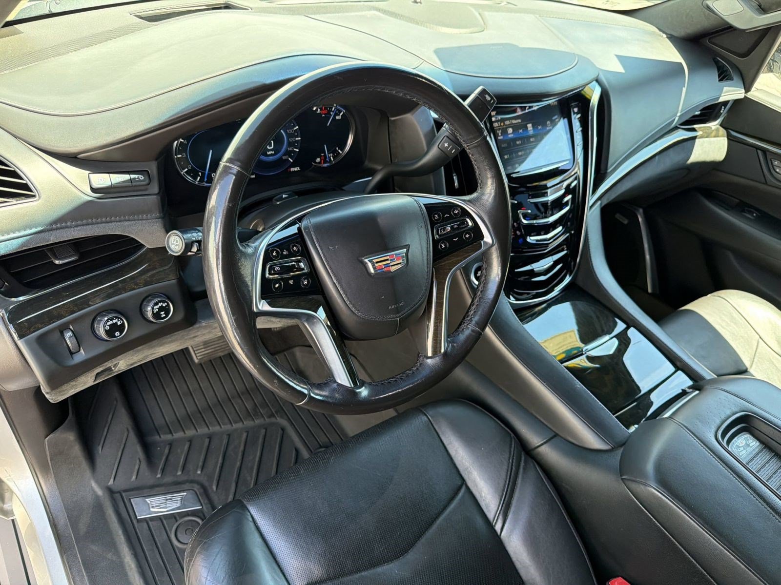 Used 2018 Cadillac Escalade Platinum AWD/4WD image 3