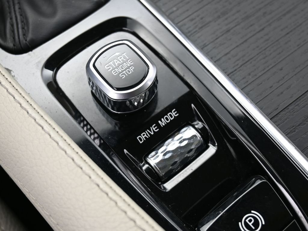Used 2020 Volvo XC90 T5 Momentum w/ Protection Package Premier image 28