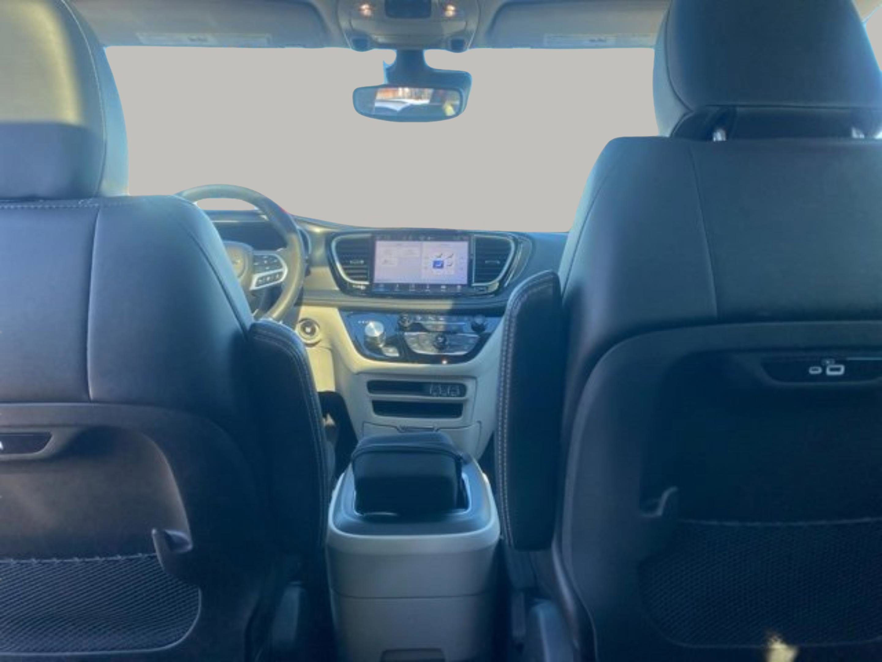 Used 2023 Chrysler Pacifica Touring-L image 34