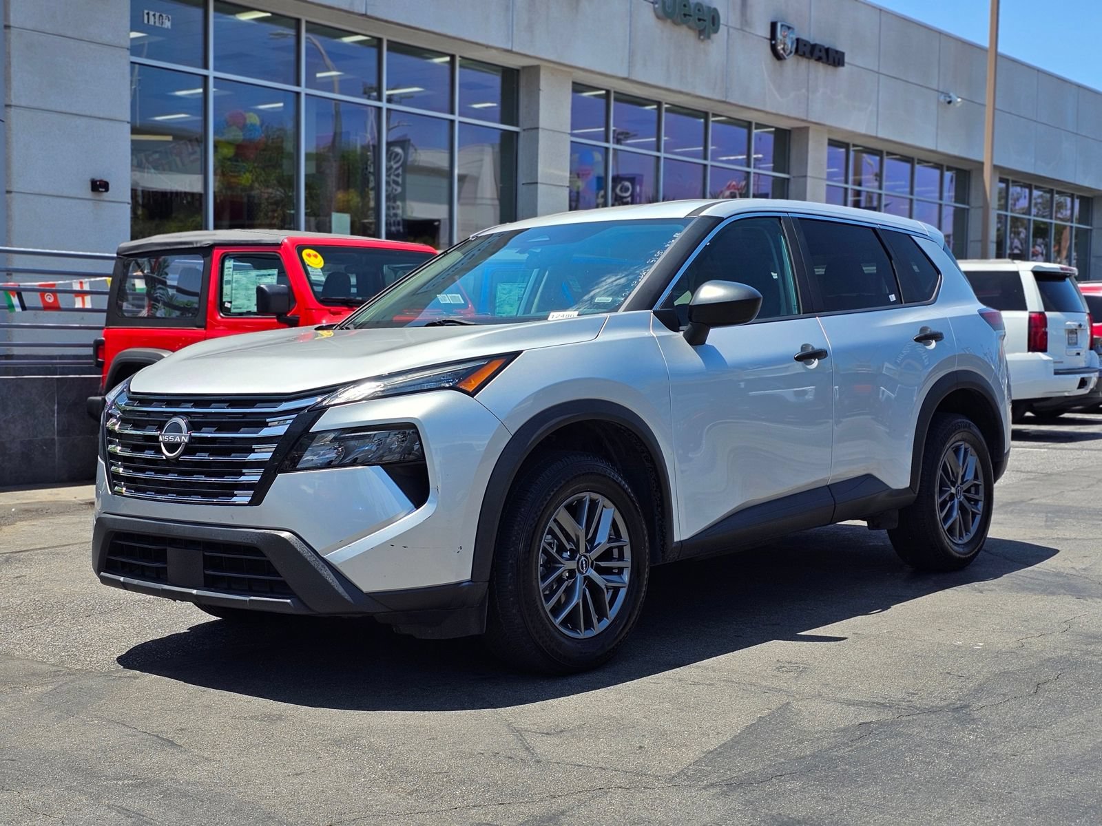 Used 2024 Nissan Rogue S FWD image 3