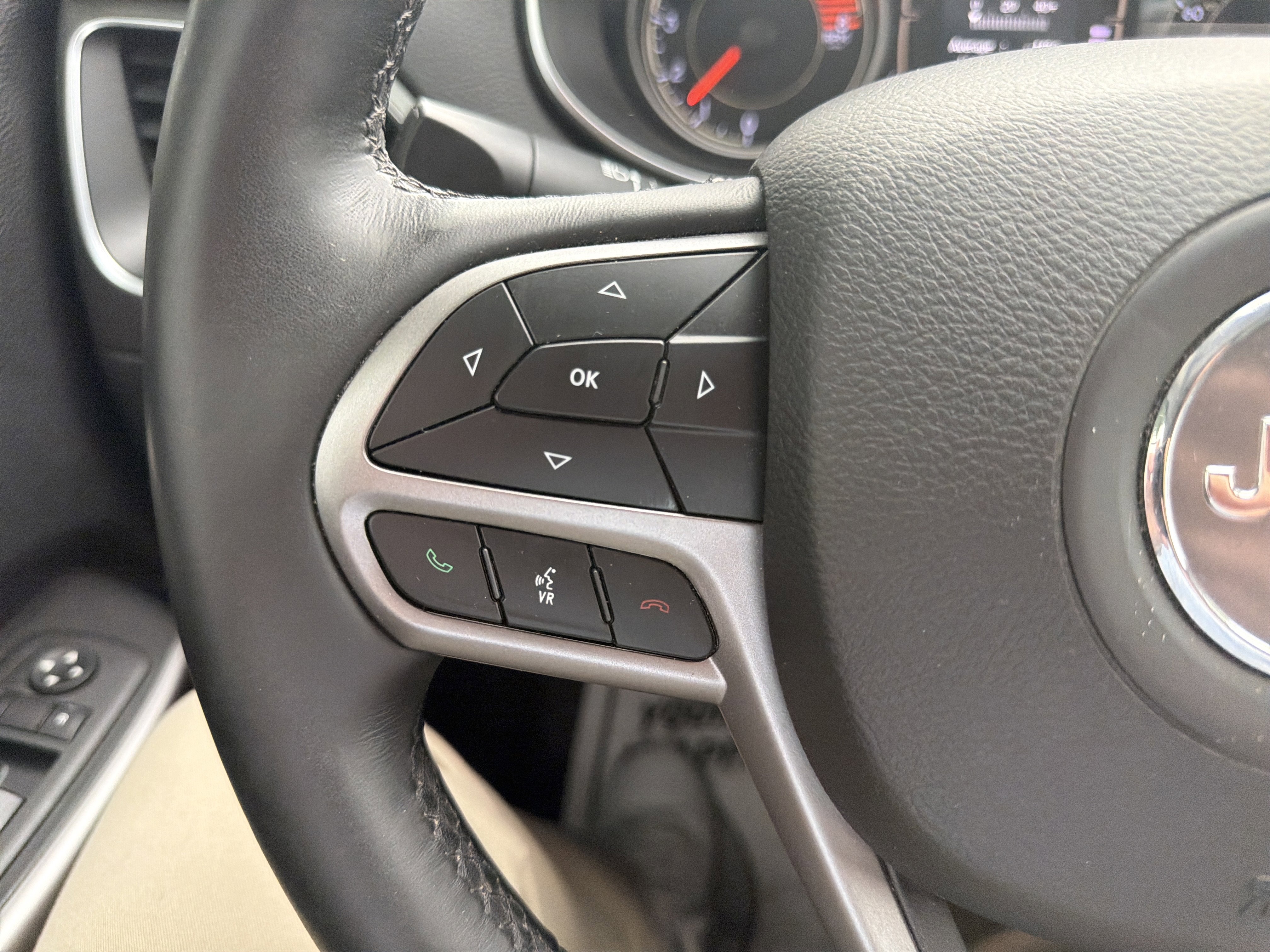 Used 2019 Jeep Cherokee Latitude Plus w/ Comfort/Convenience Group AWD/4WD image 24