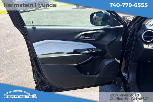 Used 2025 Chevrolet Trax LT FWD image 14
