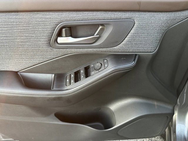 Used 2023 Nissan Rogue SV image 17