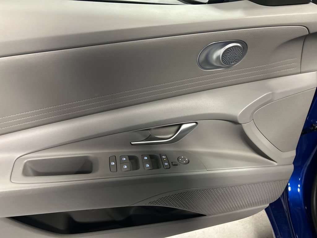 Used 2025 Hyundai Elantra SE FWD image 12