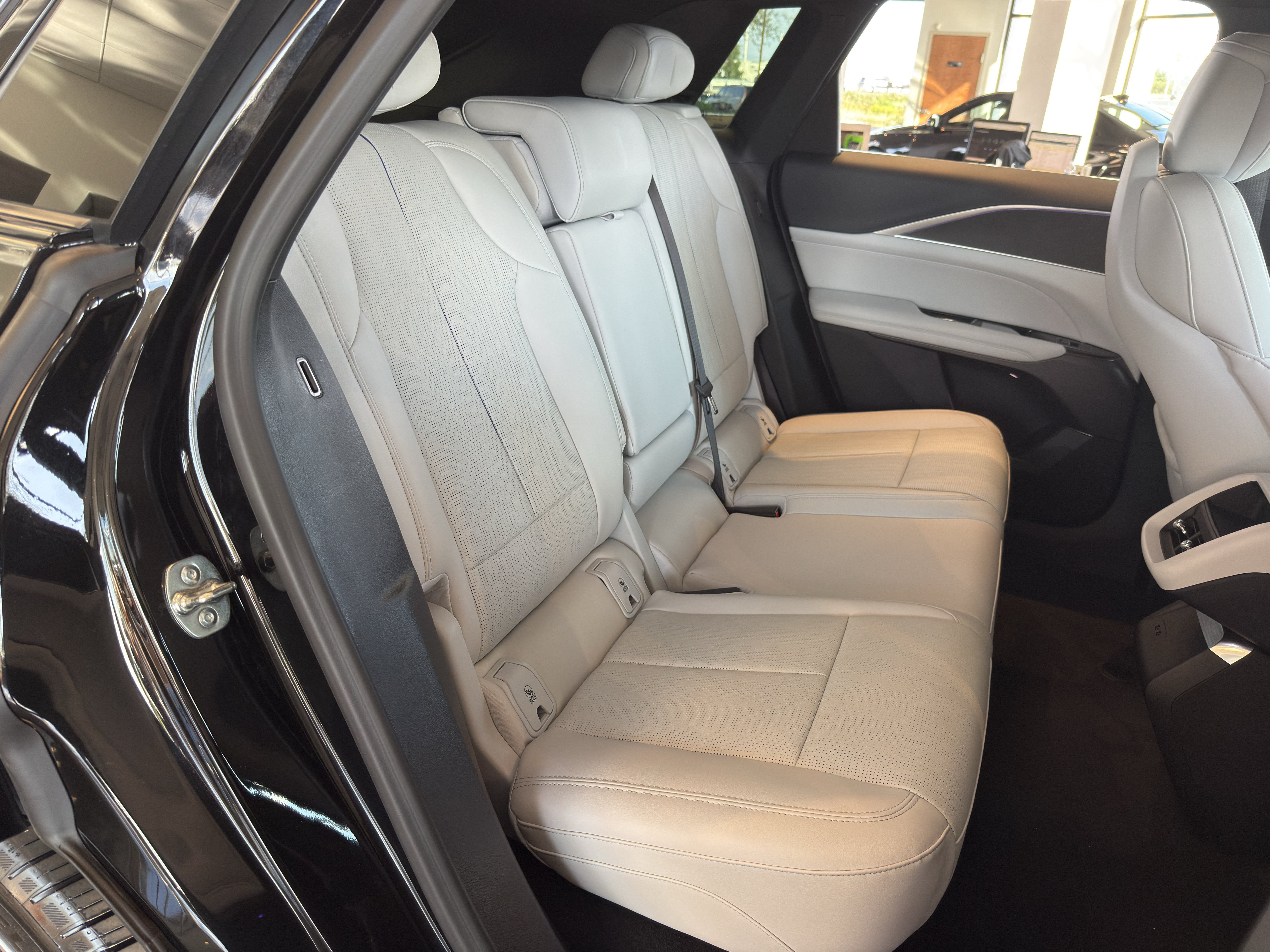 Used 2025 Cadillac Lyriq Luxury AWD/4WD image 19