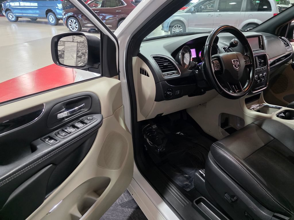 Used 2020 Dodge Grand Caravan SXT w/ Rear Park Assist Package FWD image 11