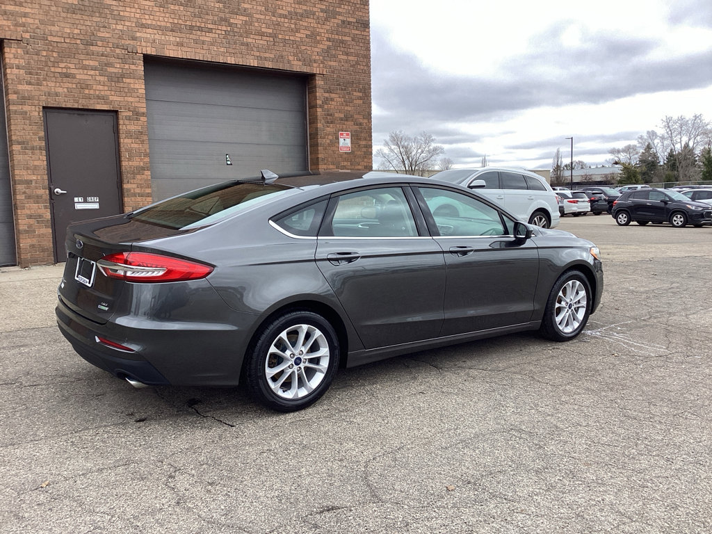 Used 2020 Ford Fusion SE image 2