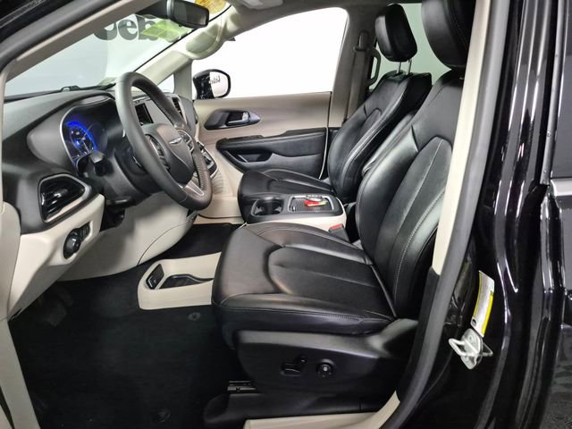 Used 2024 Chrysler Pacifica Touring-L image 9