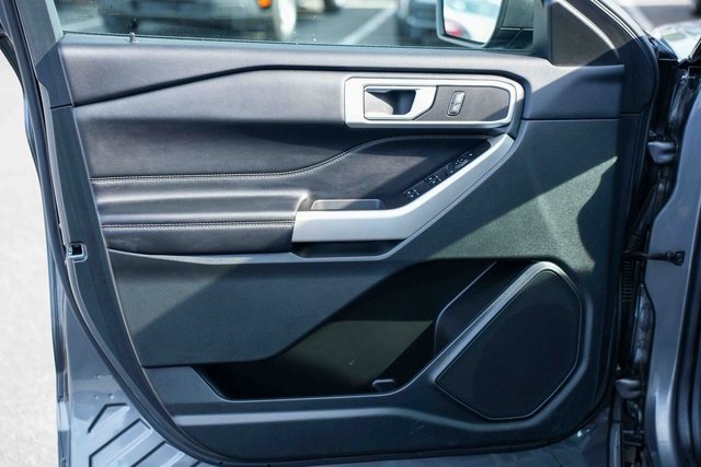 Used 2023 Ford Explorer XLT image 30