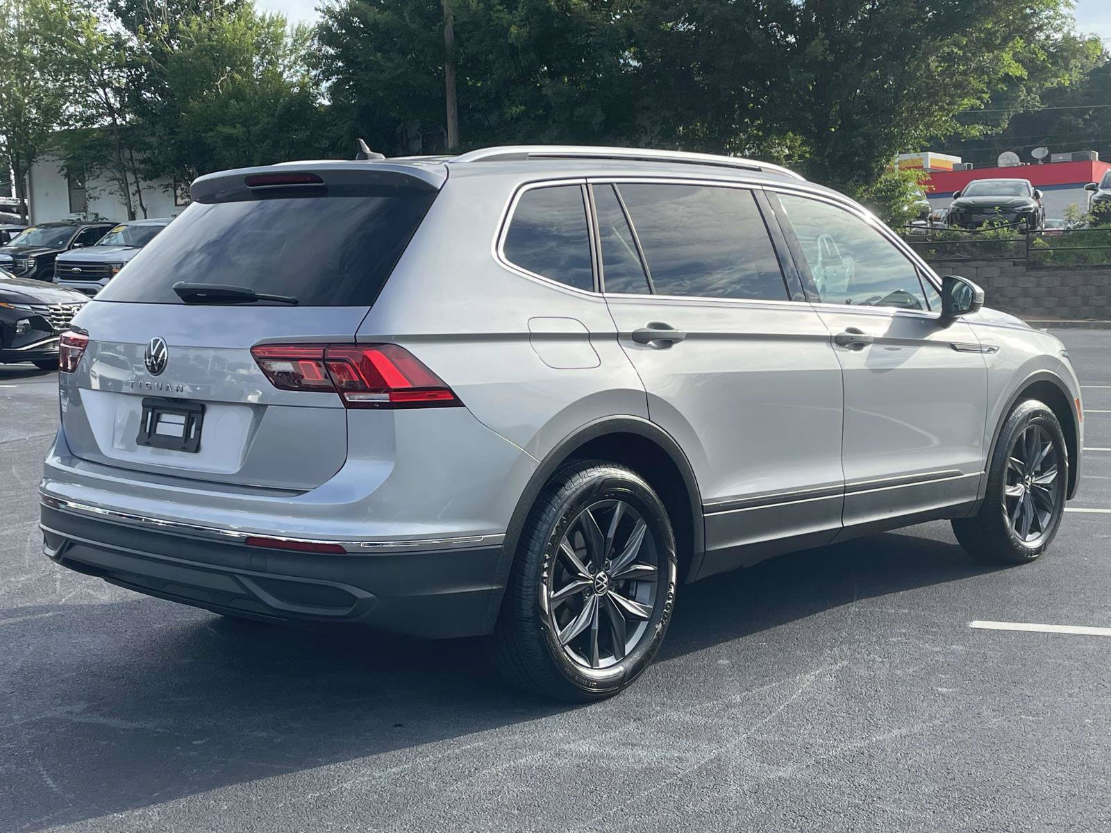 Certified 2023 Volkswagen Tiguan SE w/ Panoramic Sunroof Package FWD image 7