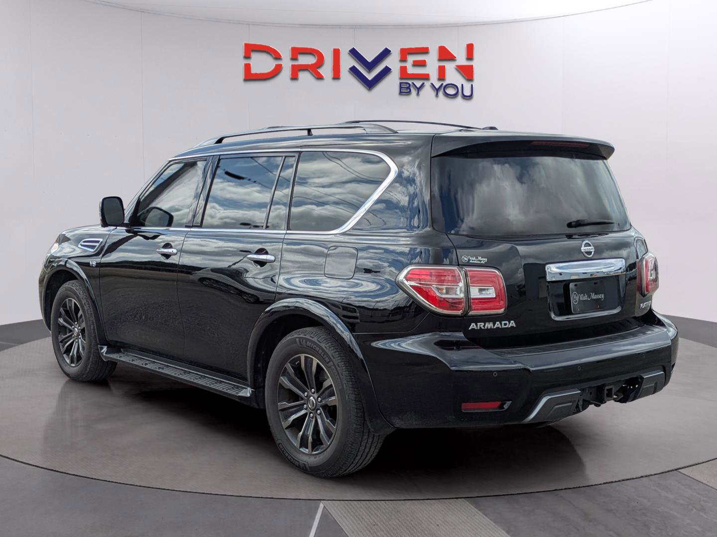 Used 2019 Nissan Armada Platinum w/ Captain's Chairs Package RWD image 3