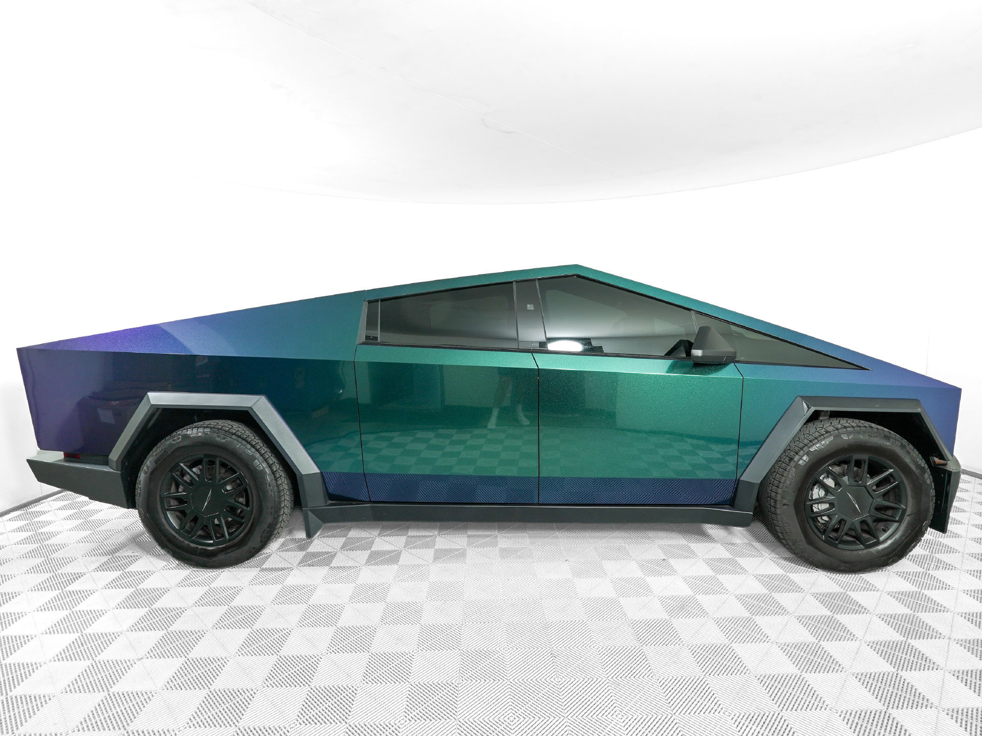 Used 2025 Tesla Cybertruck AWD Crew Cab image 4