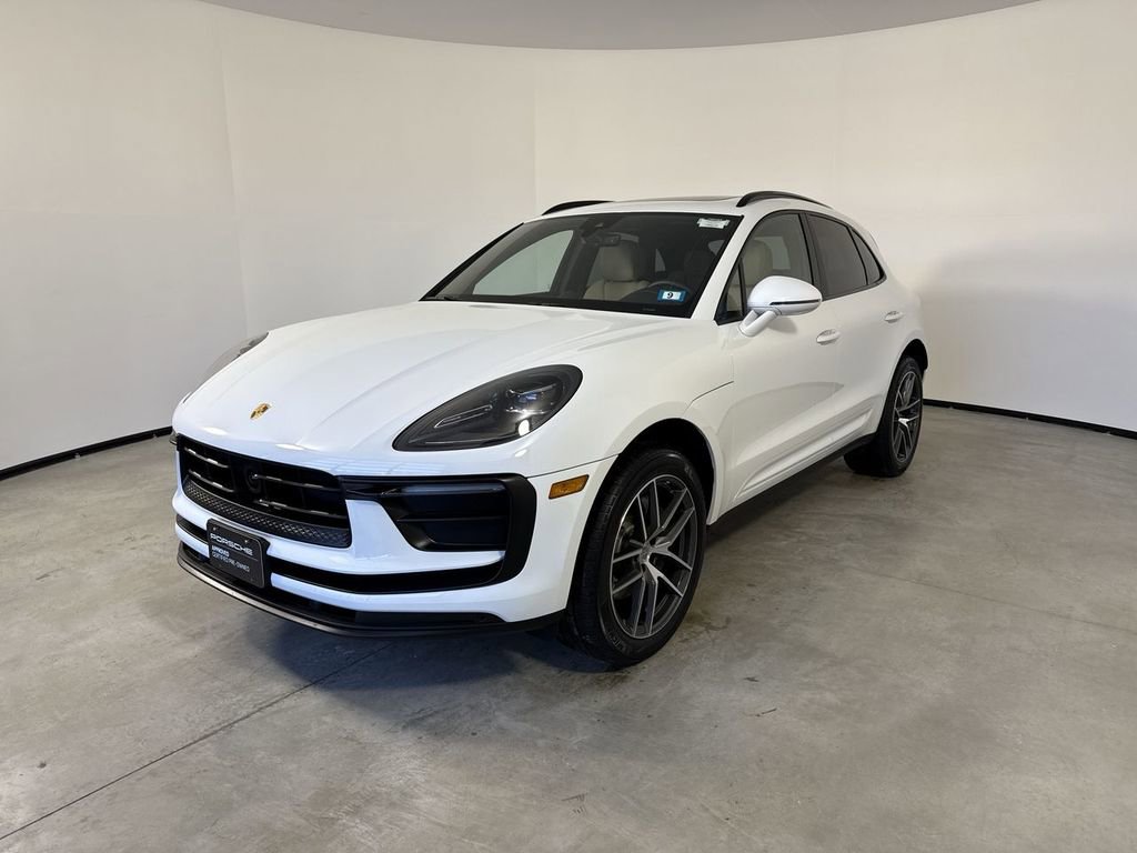 Certified 2025 Porsche Macan image 1