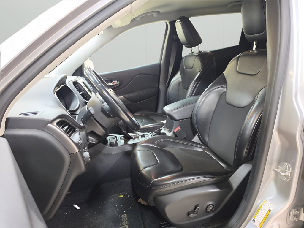Used 2019 Jeep Cherokee Latitude Plus AWD/4WD image 12